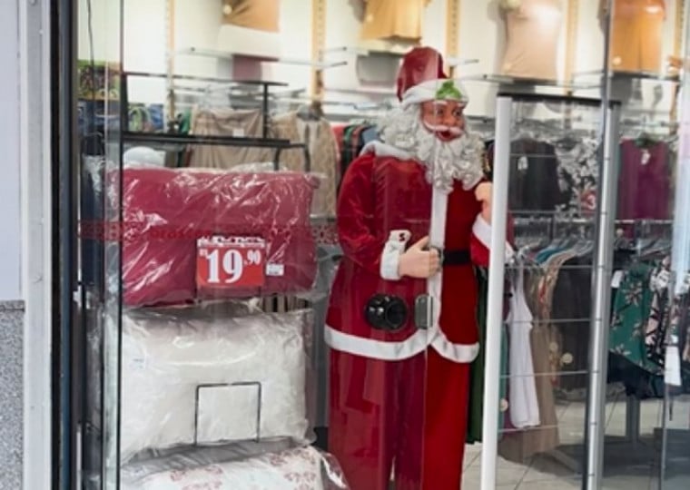 Para atrair o consumidor, decorações e ações promocionais criam um ambiente convidativo