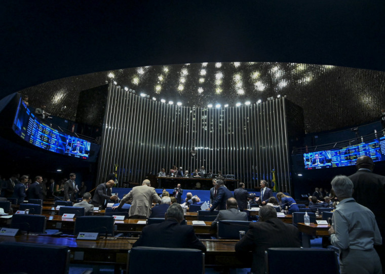 Texto foi aprovado em votação simbólica e agora segue para a Câmara