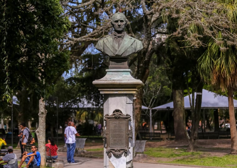 Praça Coronel Pedro Osório, uma das mais tradicionais, oferece um amplo espaço verde