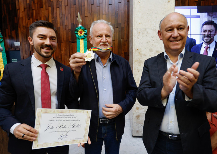 Proponente da outorga, Adão Pretto (PT), João Pedro Stedile e representante da Mesa Diretora, Pepe Vargas (PT)