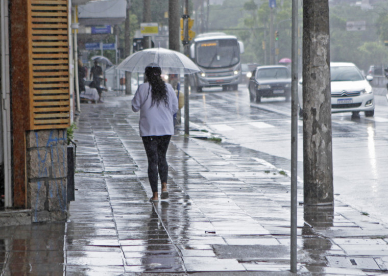 Válido até às 20h desta quarta-feira, o comunicado indica chuva entre 20 a 30mm/h