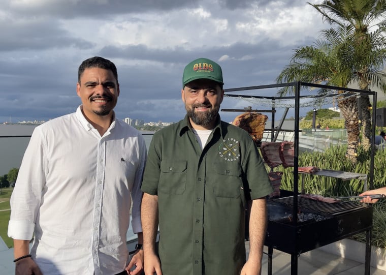 Edvandro Costa e Luciano Medeiros, no Double Tree by Hilton, a primeira edição do Origens na Brasa promoveu o Encontro do Sol e o Fogo, no terraço, debruçado sobre o Guaíba, com quatro estações de assados, preparadas pela equipe do Luxo do Gaúcho, que trouxe especialidades da parrilla e das carnes na brasa, entre muitos drinques.