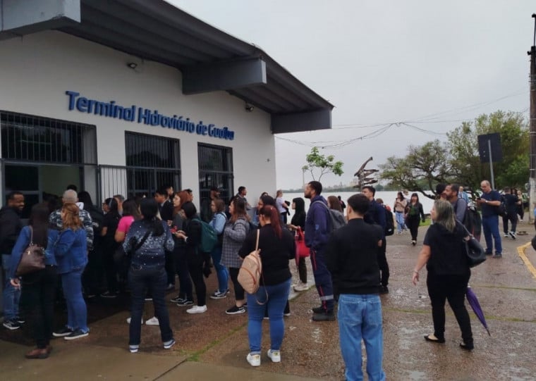 Uma longa fila se formou no terminal do catamarã em Guaíba na manhã desta segunda-feira 