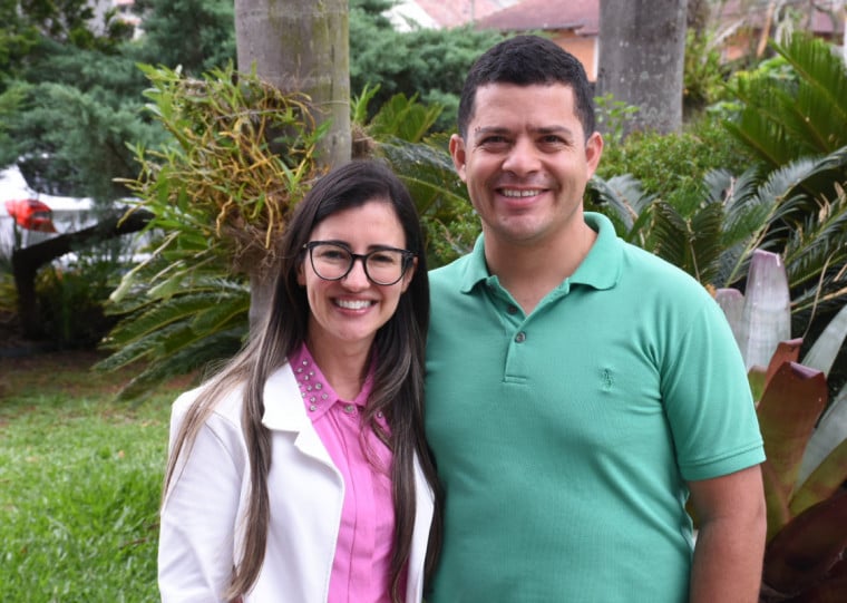 Prefeito eleito de Araricá Oseas Garcia (PL) e a esposa Maele Garcia (PL)