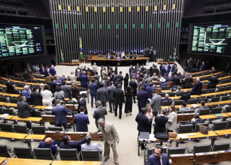 PLP foi aprovado com o apoio de 318 deputados; 149 votaram contra