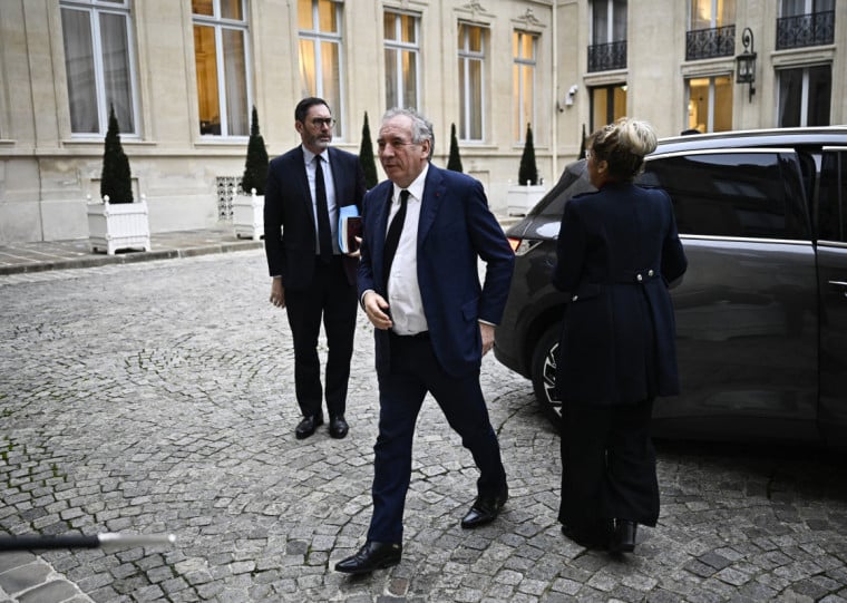 Primeiro-ministro, François Bayrou, reuniu o governo que inclui membros da equipa cessante, dominada pelos conservadores