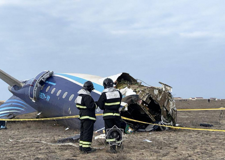 As condições da rota, relatos de passageiros e imagens de dentro e de fora da aeronave sugerem que ela foi atingida por estilhaços de um míssil ou de um drone interceptado