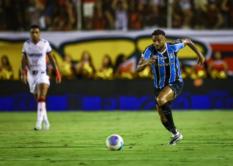 Reinaldo anuncia sua saída depois de dois anos defendendo o Grêmio