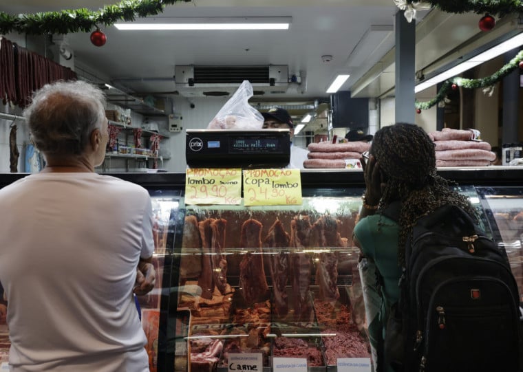 Açougue. Venda de carnes. Mercado Público de Porto Alegre. Movimento no penúltimo dia do ano. Compras para festejos de virada para 2025.