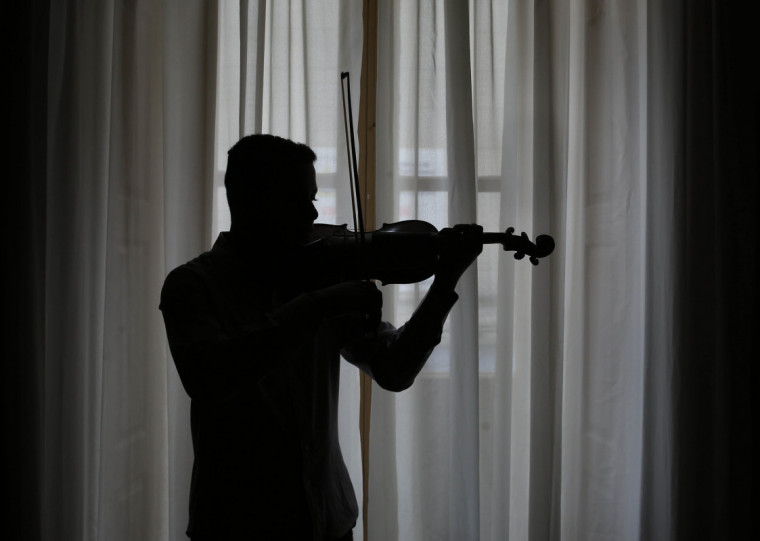 Dos 40 alunos da orquestra, 20 vão para a classe de violino, 10 para a classe de viola, seis para a classe de violoncelo e quatro para a classe de contrabaixo