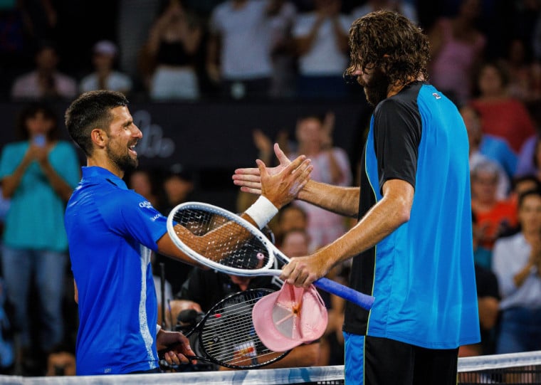 Reilly Opelka obteve o maior triunfo de sua carreira ao eliminar o favorito e principal cabeça de chave do Torneio de Brisbane, o sérvio Novak Djokovic