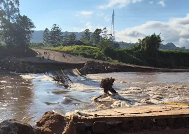 A cidade registrou uma forte chuva nesta quinta-feira (2) e a estrutura caiu, cerca de três meses depois da inauguração