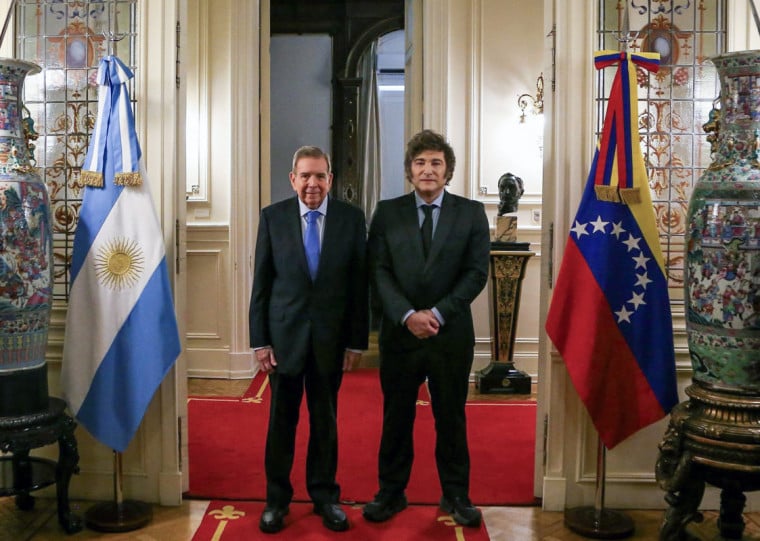 Javier Milei (d) recebeu Edmundo González em Buenos Aires, na Casa Rosada