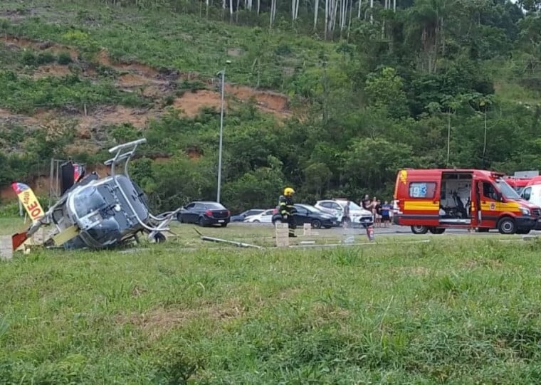 Bombeiros indicam que havia cinco ocupantes da aeronave, dois ficaram feridos