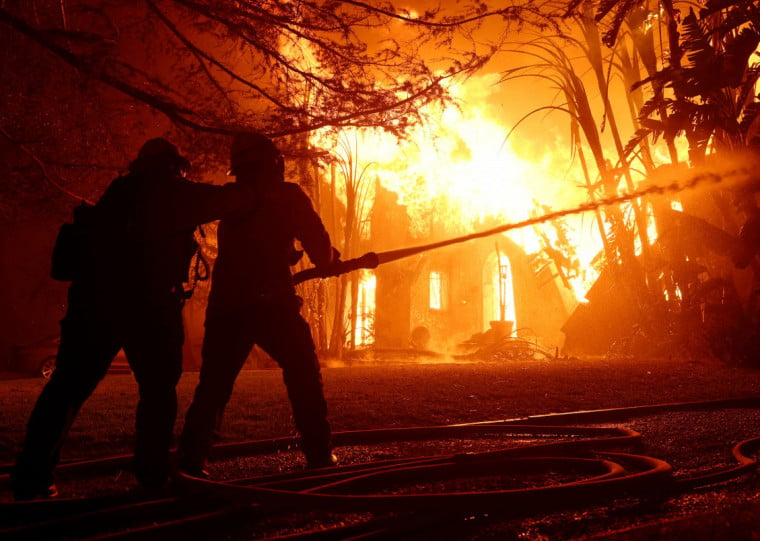 Às 2h locais da quarta-feira (7h em Brasília), os bombeiros não tinham previsão de contenção