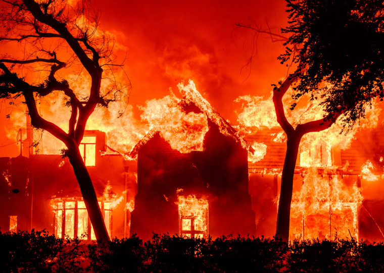 Os incêndios deixam um rastro de destruição de milhares de casas e estruturas