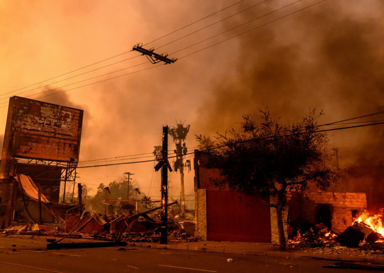 Com pelo menos 1 mil estruturas destruídas e as chamas ainda se espalhando, incêndio é o mais destrutivo da história de Los Angeles