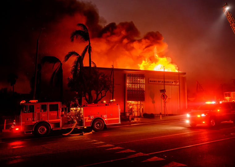 Cerca de 100 mil pessoas tiveram de deixar suas casas e o fogo avança para o centro de Los Angeles