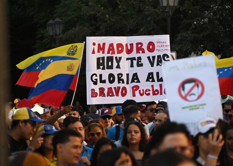 Milhares de pessoas saíram às ruas para protestar contra o regime ditatorial de Nocolás Maduro