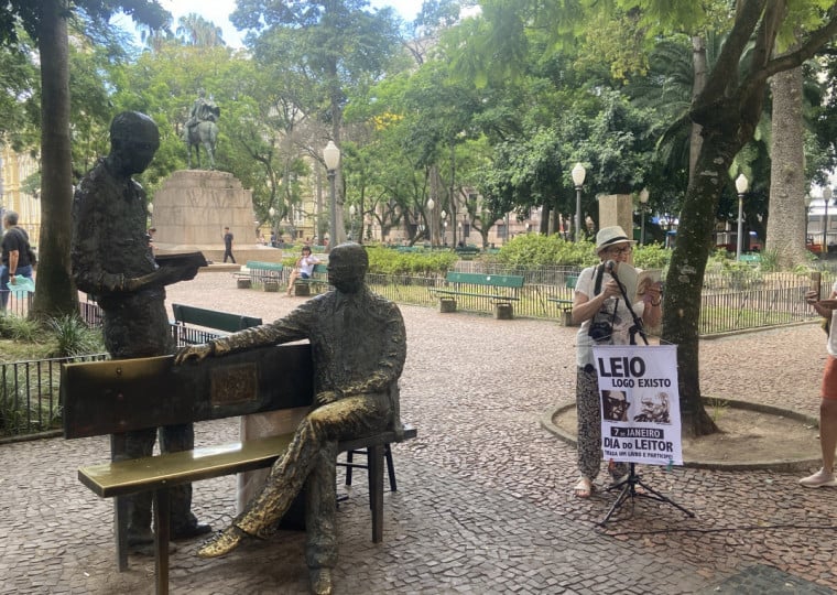 Graça Craidy movimentou o monumento aos poetas, na Praça da Alfândega, no Dia do Leitor, com pessoas lendo trechos de livros e poemas ou dando depoimentos sobre o hábito da leitura