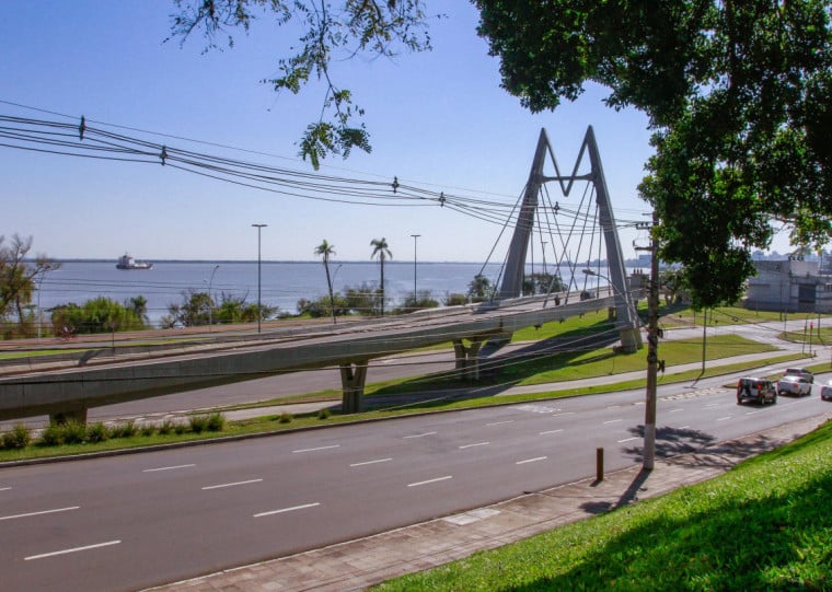 Bloqueio ocorre na altura do Viaduto Abdias do Nascimento até a rua Carlos Medina