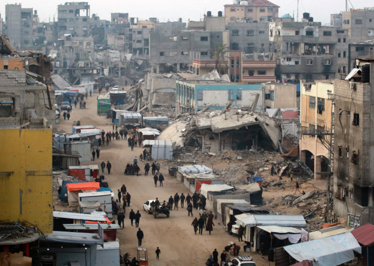 Apoiadores e parentes de reféns mantidos em cativeiro na Faixa de Gaza reagem enquanto assistem à libertação em uma transmissão de televisão ao vivo 