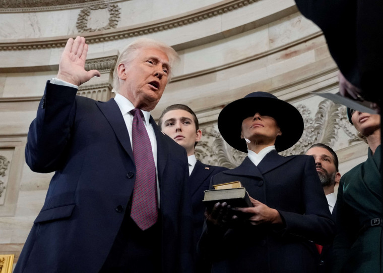 Durante a cerimônia de posse, Trump jurou sobre duas Bíblias