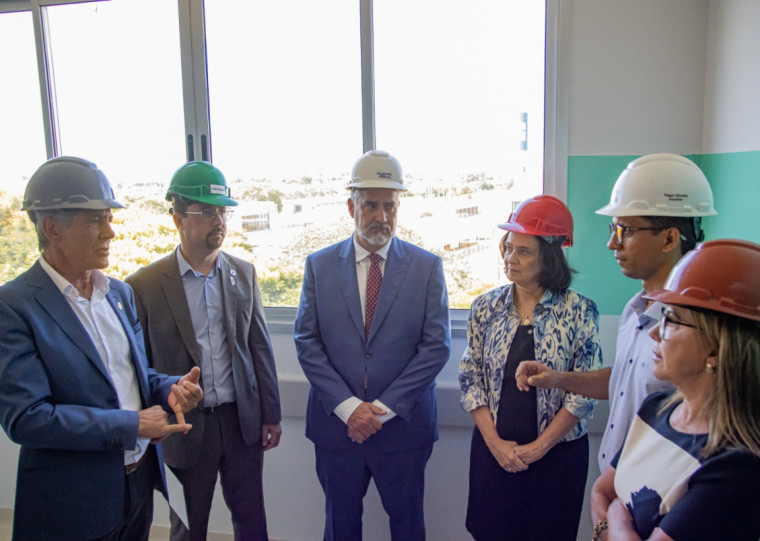 Agenda de Nísia (4ª da esq. à dir.) incluiu visita às obras do Hospital Regional de Pronto Socorro