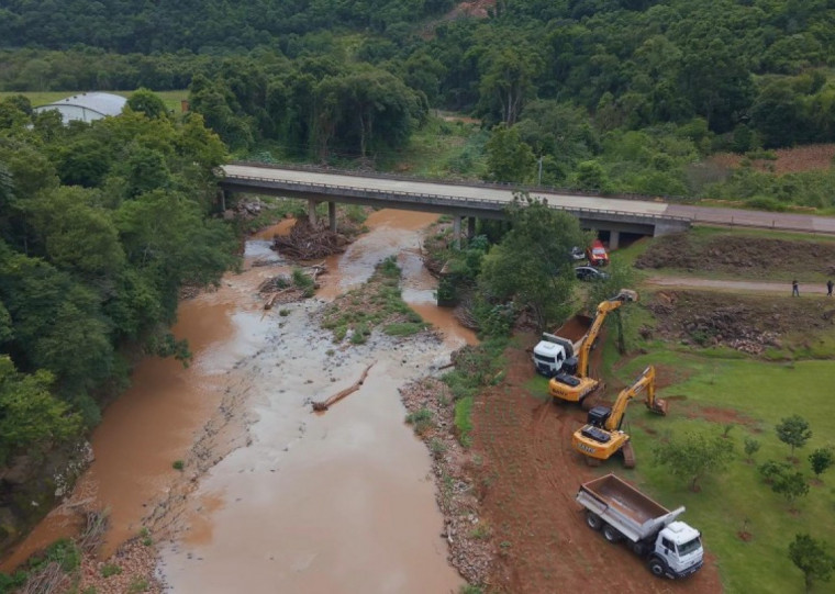 Remoção da primeira carga de lama do Arroio Pedrinho, em Bento Gonçalves, marcou o início dos trabalhos