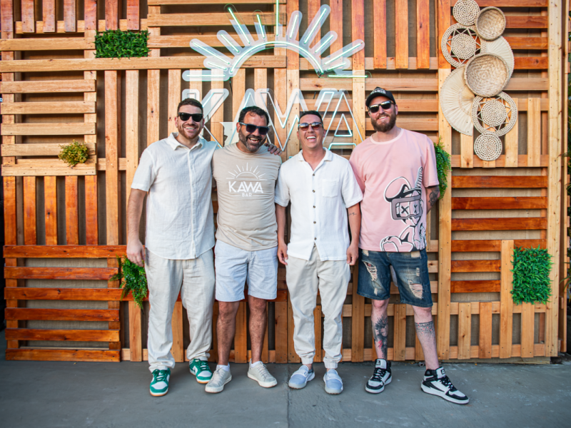 À frente do novo Kawa Bar estão os empreendedores Ruan Prietsch, Everton Teixeira, Gustavo Santos e Guilherme Marin 
 Foto: ARQUIVO PESSOAL/KAWA