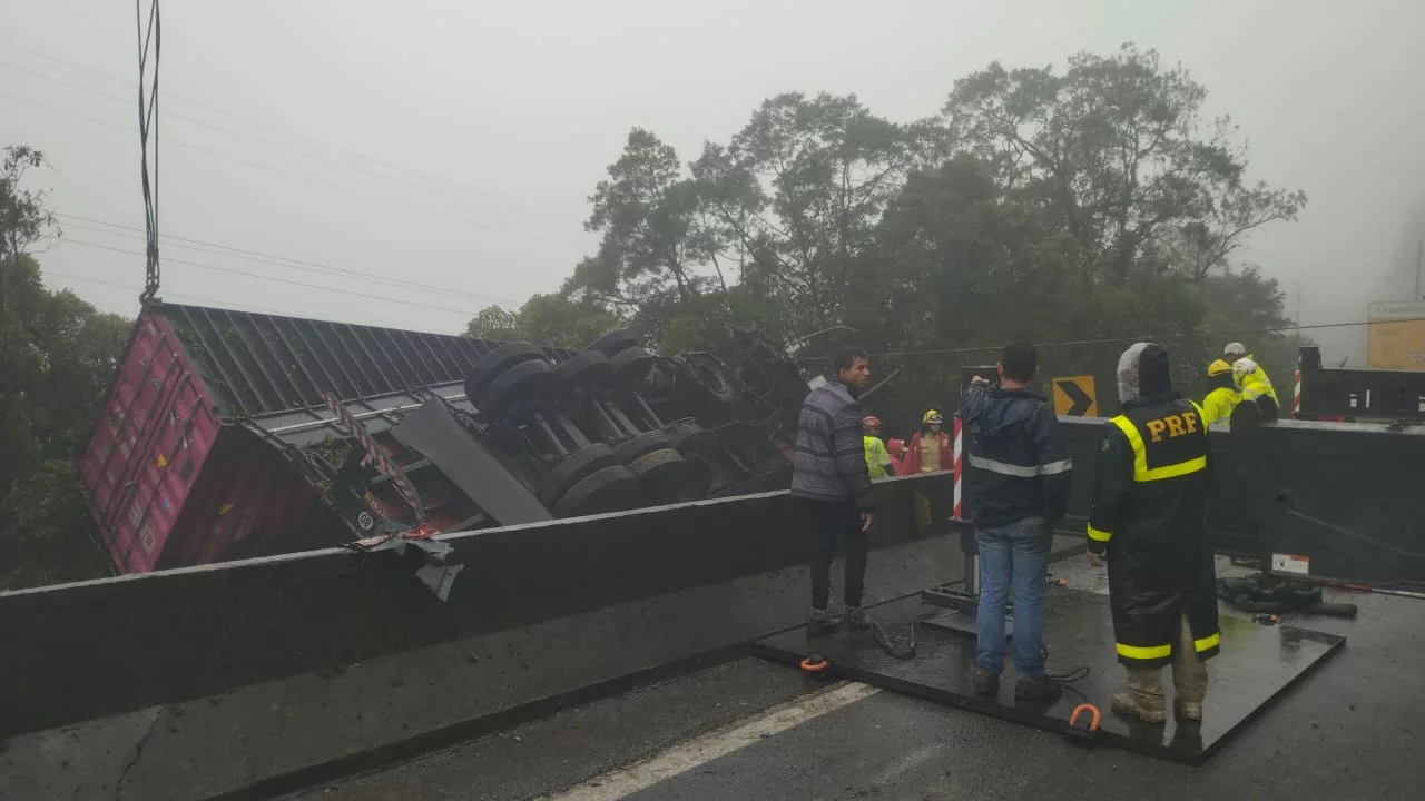 Segundo a PRF, o acidente ocorreu às 21h40 no sentido Santa Catarina da pista