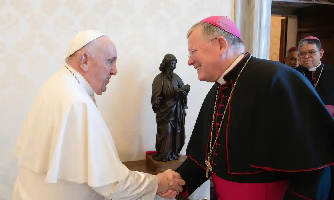 Papa Francisco e Dom Jaime Cardeal Spengler durante solenidade no Vaticano